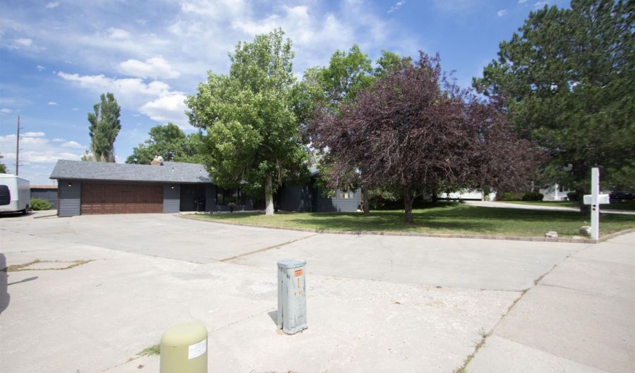 620 W 47th St, Casper, WY 82601 - 3 Beds, 3 Bath