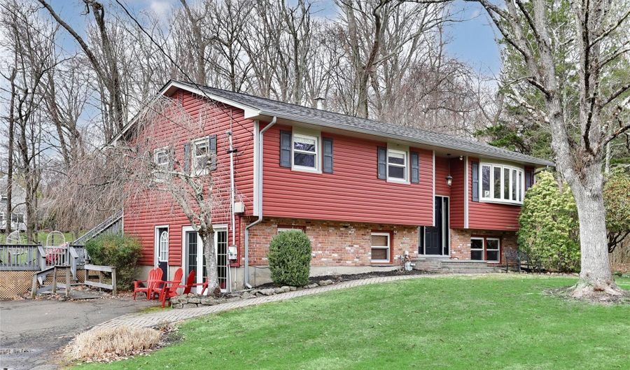 14 Montclair Ave, Airmont, NY 10952 - 5 Beds, 2 Bath