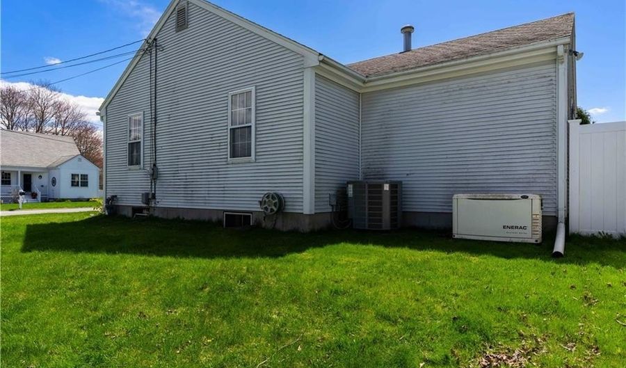 3 Mallory Ct, Bristol, RI 02809 - 2 Beds, 2 Bath