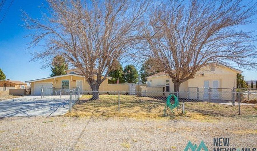 20 Nichol St, Carlsbad, NM 88220 - 3 Beds, 2 Bath