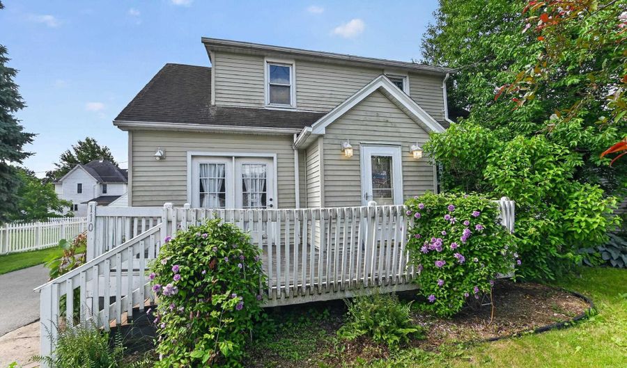 110 Pierce St, Arlington, WI 53911 - 3 Beds, 2 Bath