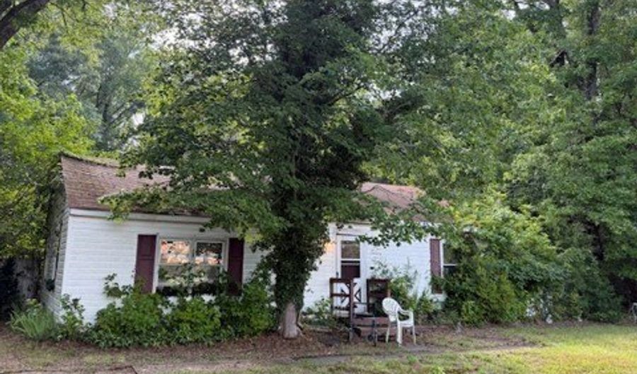 705 Thompson St, Ashland, VA 23005 - 3 Beds, 1 Bath