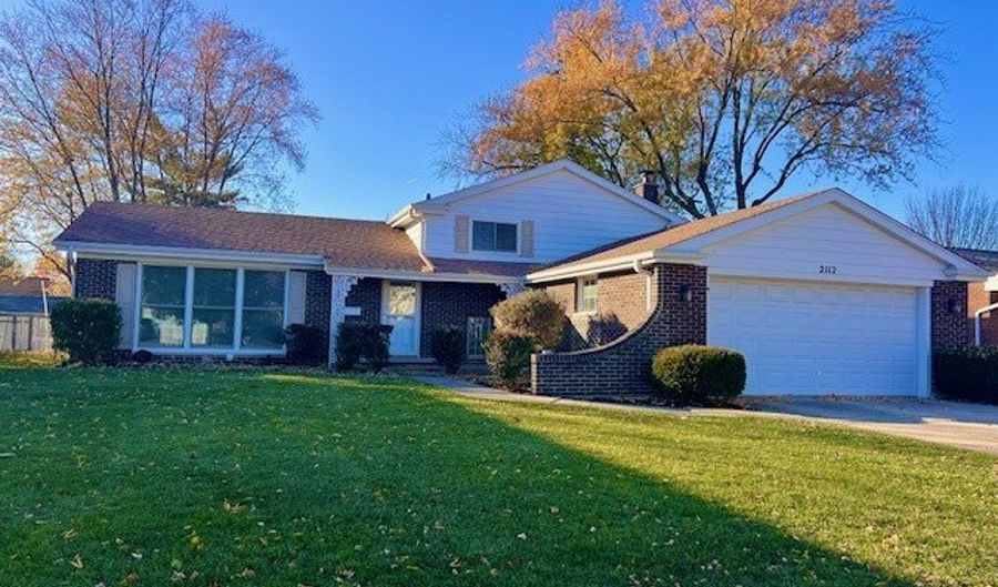 2112 N Kennicott Dr, Arlington Heights, IL 60004 - 3 Beds, 2 Bath