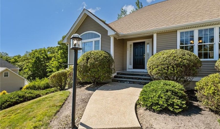 125 West Rd, Cumberland, RI 02864 - 3 Beds, 2 Bath