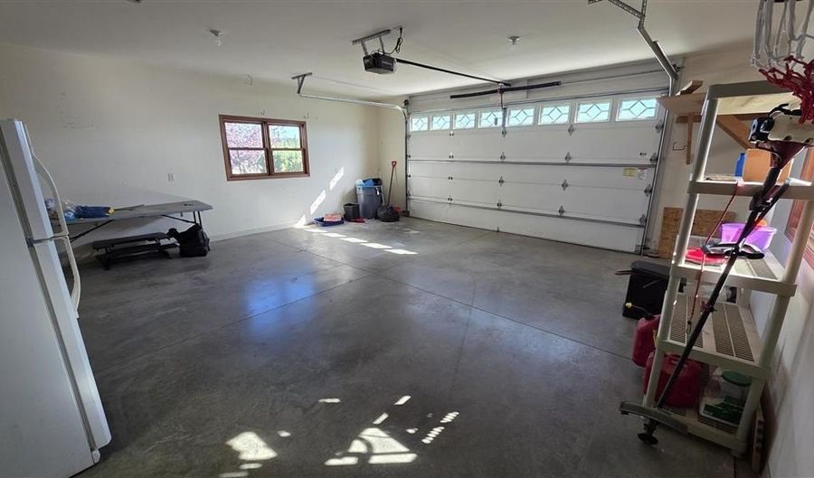 913 34th St, Cody, WY 82414 - 4 Beds, 2 Bath