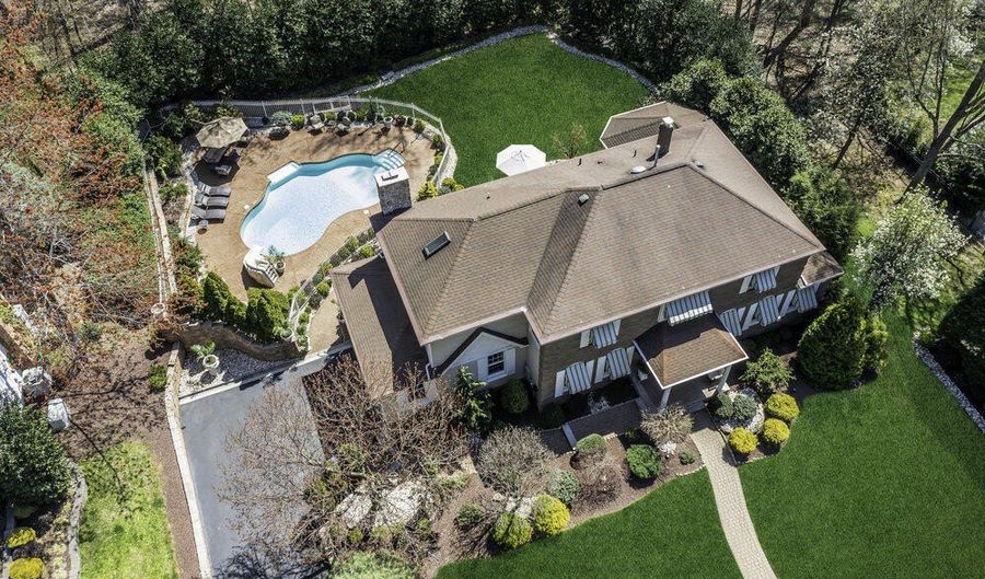 14 Bunker Hill Dr, Middletown, NJ 07748 - 4 Beds, 5 Bath