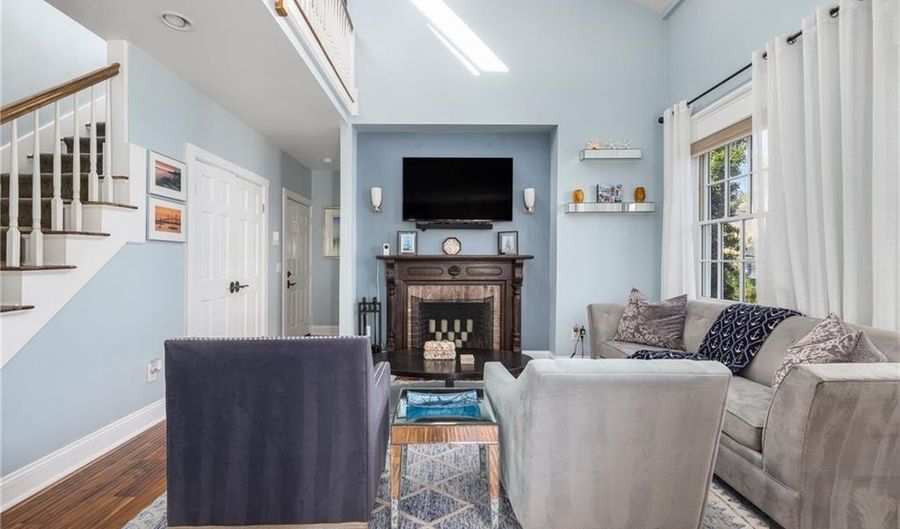 75 Pelham St C, Newport, RI 02840 - 2 Beds, 2 Bath