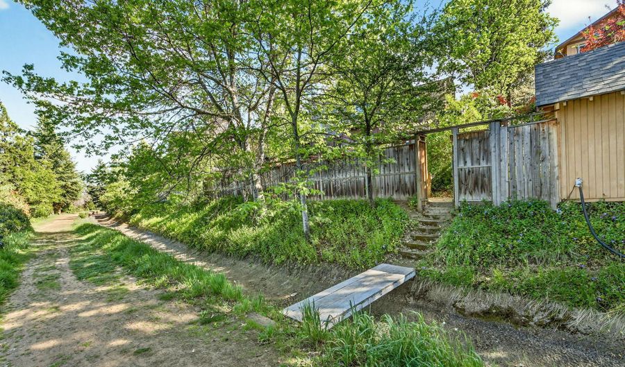 1927 Tamarack Pl, Ashland, OR 97520 - 3 Beds, 3 Bath