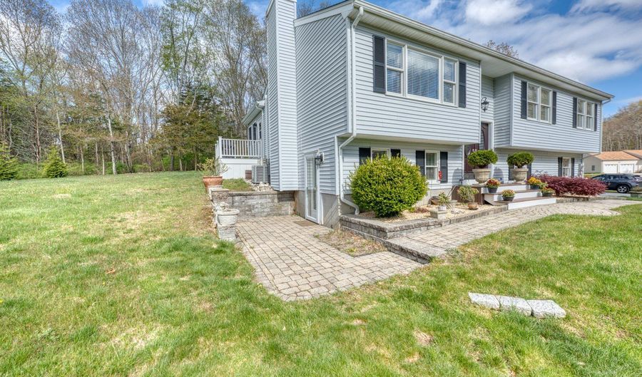 11 Hally Ln, Colchester, CT 06415 - 3 Beds, 3 Bath