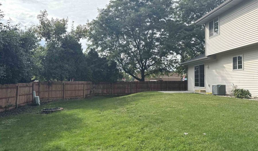 121 E MEADOW GROVE Blvd, Appleton, WI 54915 - 3 Beds, 2 Bath