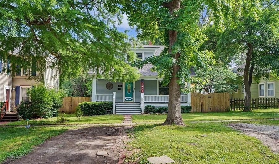 715 Jersey St, Baldwin City, KS 66006 - 3 Beds, 2 Bath