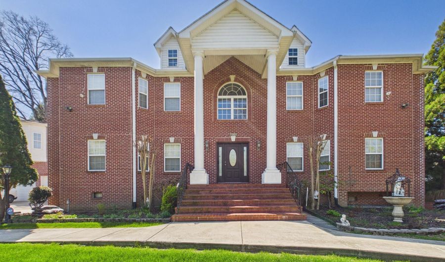 7801 RIDGEWOOD Dr, Annandale, VA 22003 - 6 Beds, 6 Bath