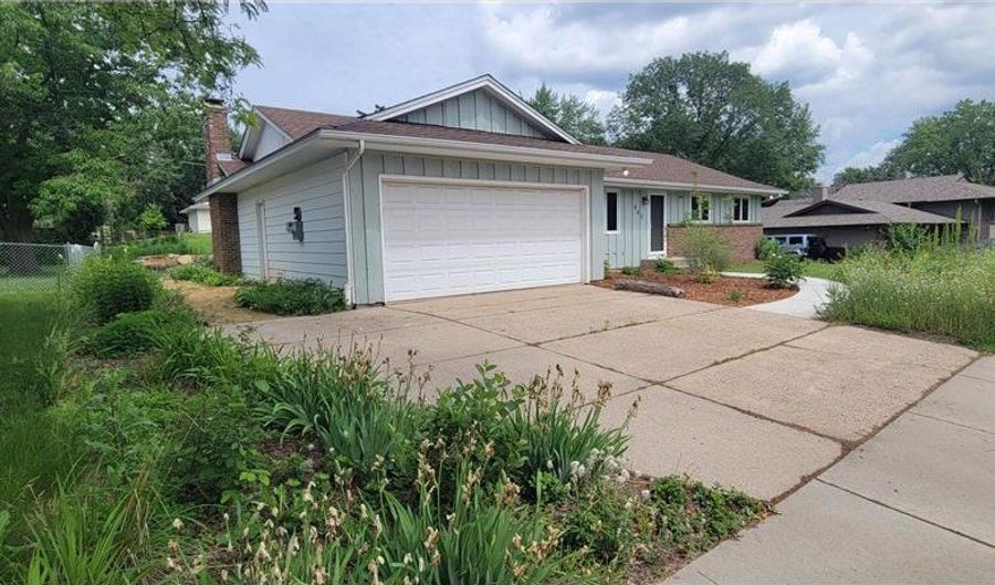 953 Redwood Dr, Apple Valley, MN 55124 - 4 Beds, 3 Bath