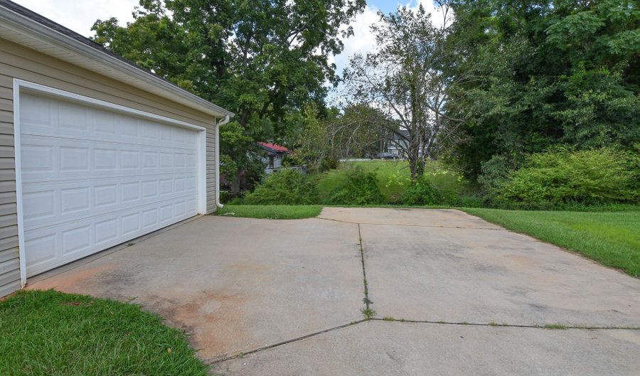 202 Northside Dr, Barnesville, GA 30204 - 3 Beds, 2 Bath