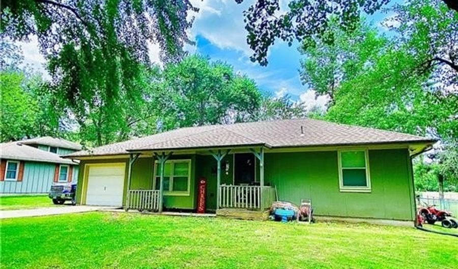 916 Edith Ave, Adrian, MO 64720 - 3 Beds, 1 Bath