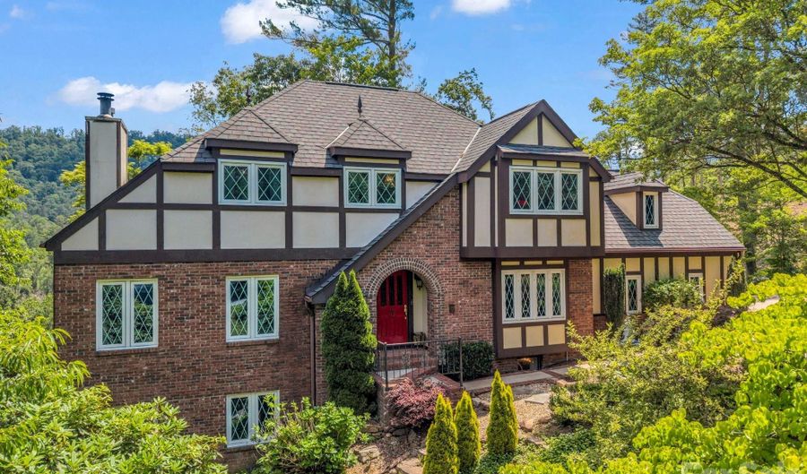 8 Sunny Ridge Dr, Asheville, NC 28804 - 5 Beds, 4 Bath