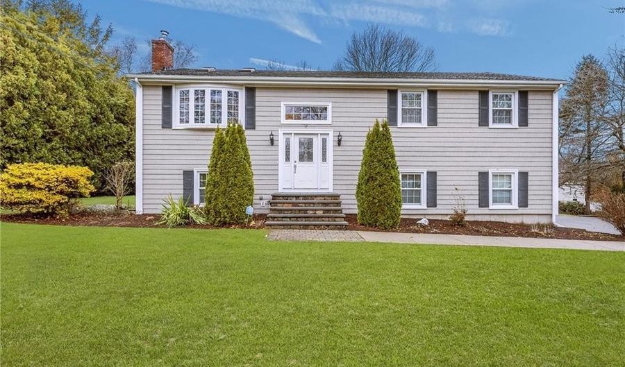 3 Betsy Dr, Bristol, RI 02809 - 3 Beds, 3 Bath