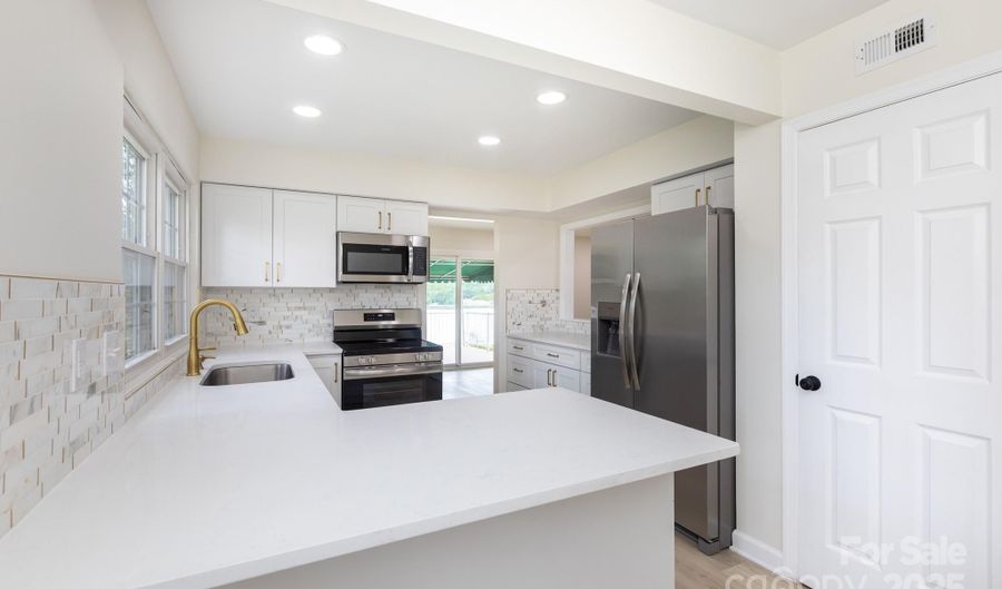 8356 Meadow Lakes Dr, Charlotte, NC 28210 - 3 Beds, 2 Bath