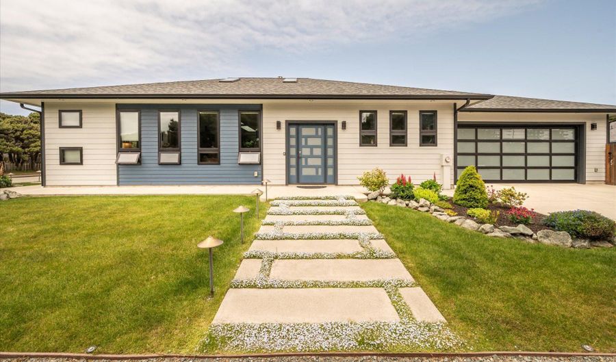 1342 11TH St, Bandon, OR 97411 - 2 Beds, 2 Bath