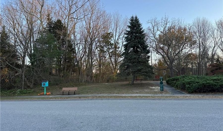 25 Franklin Rd 1, East Greenwich, RI 02818 - 2 Beds, 2 Bath