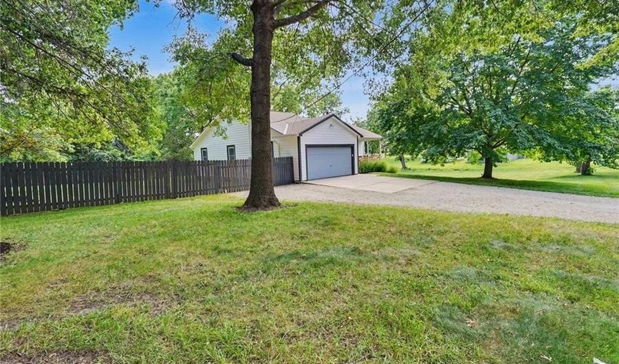 321 Dearborn St, Baldwin City, KS 66006 - 4 Beds, 3 Bath