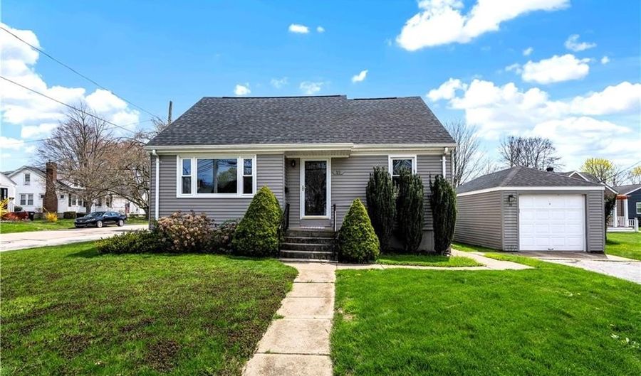 19 Hillside Ave, Newport, RI 02840 - 3 Beds, 2 Bath