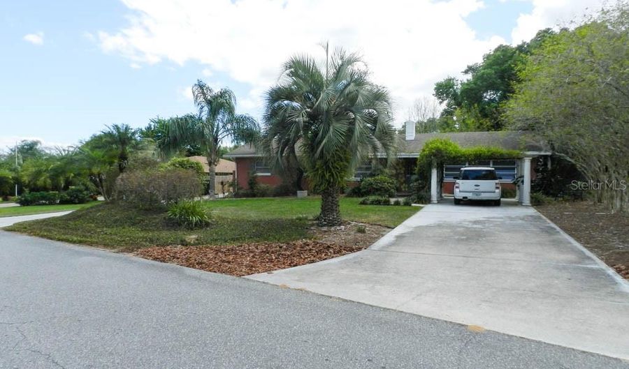 115 E CYPRESS Ave, Howey In The Hills, FL 34737 - 3 Beds, 3 Bath