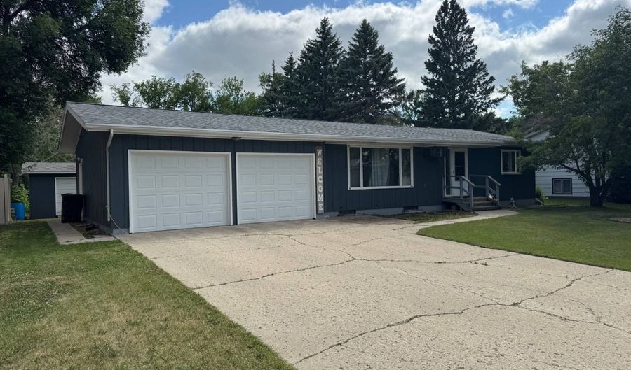 415 10th St W, Bottineau, ND 58318 - 5 Beds, 2 Bath