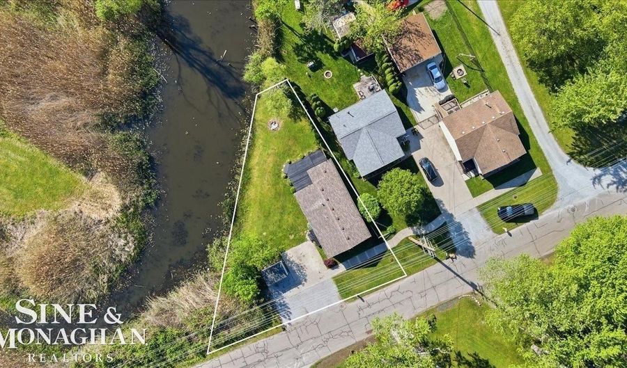 2122 Michigan St, Algonac, MI 48001 - 3 Beds, 2 Bath