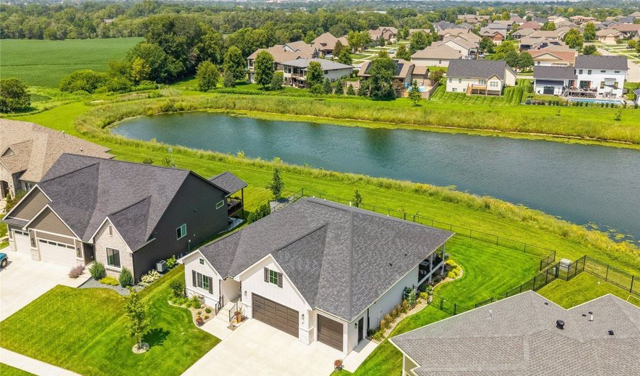 2333 Stonewood Ct SW, Altoona, IA 50009 - 5 Beds, 3 Bath