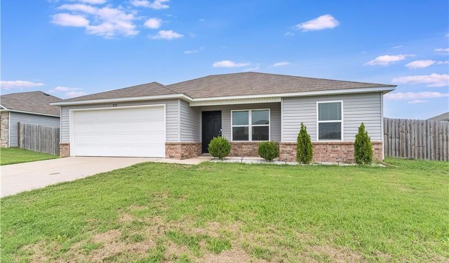 808 NW 68th Ave, Bentonville, AR 72713 - 3 Beds, 2 Bath