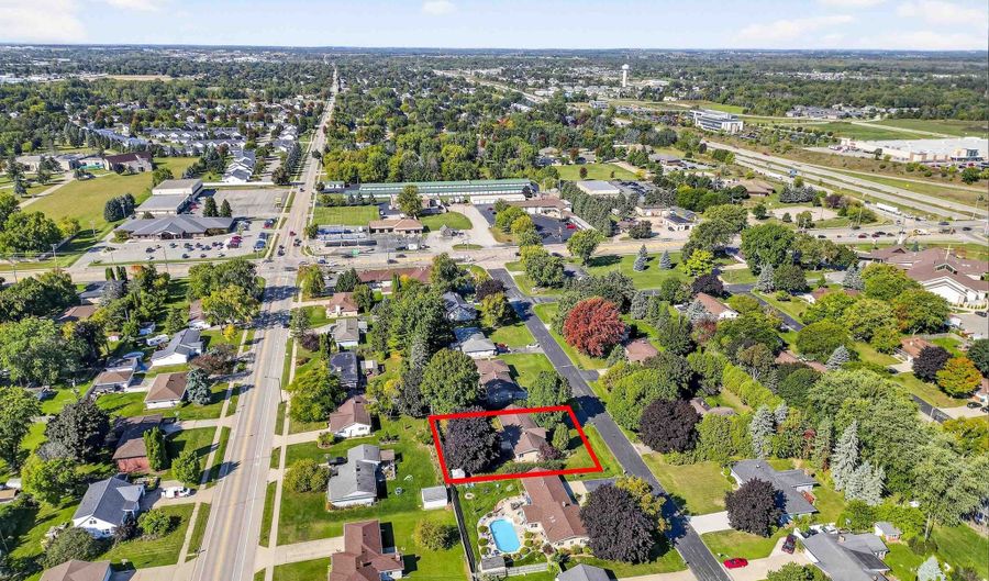 521 W SENECA Dr, Appleton, WI 54911 - 3 Beds, 2 Bath