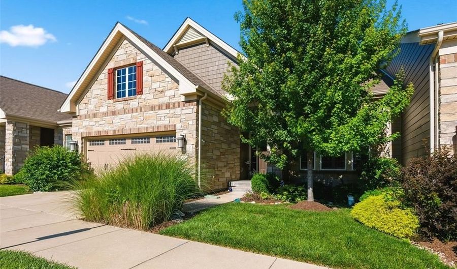 519 Triton Way Dr, Ballwin, MO 63011 - 2 Beds, 2 Bath