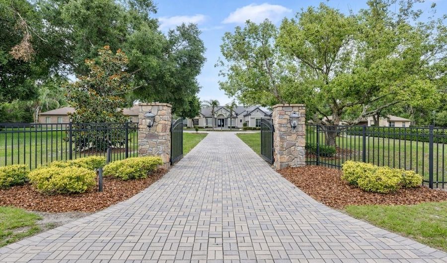 5300 CUB LAKE Dr, Apopka, FL 32703 - 5 Beds, 4 Bath