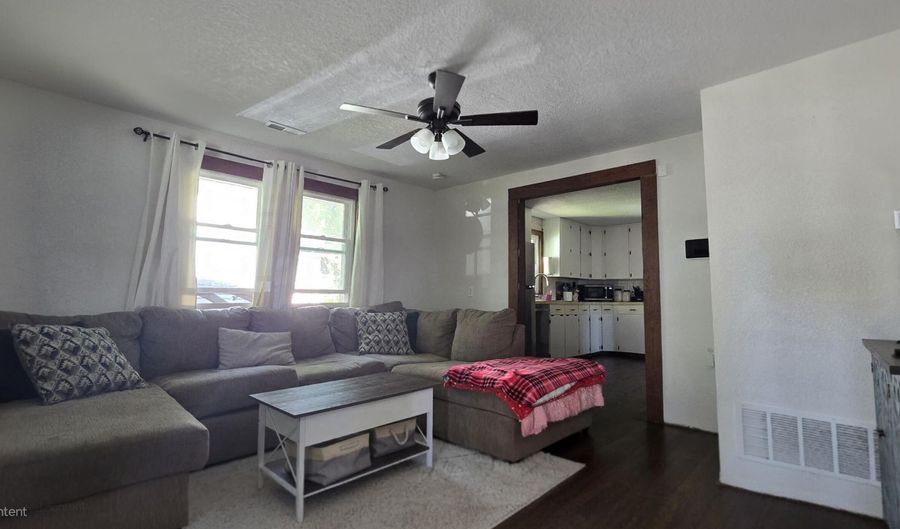 414 3rd St, Anderson, MO 64831 - 2 Beds, 2 Bath