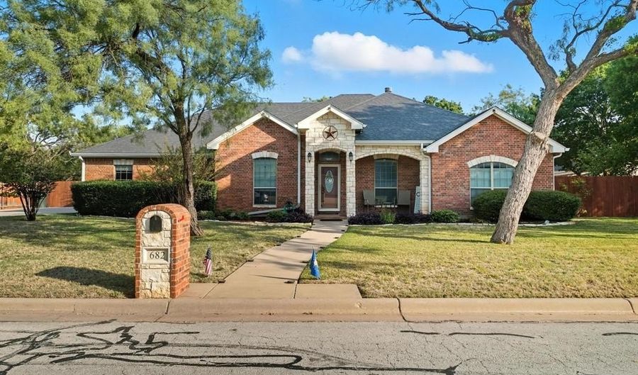 682 Lytle Shores Dr, Abilene, TX 79602 - 4 Beds, 3 Bath