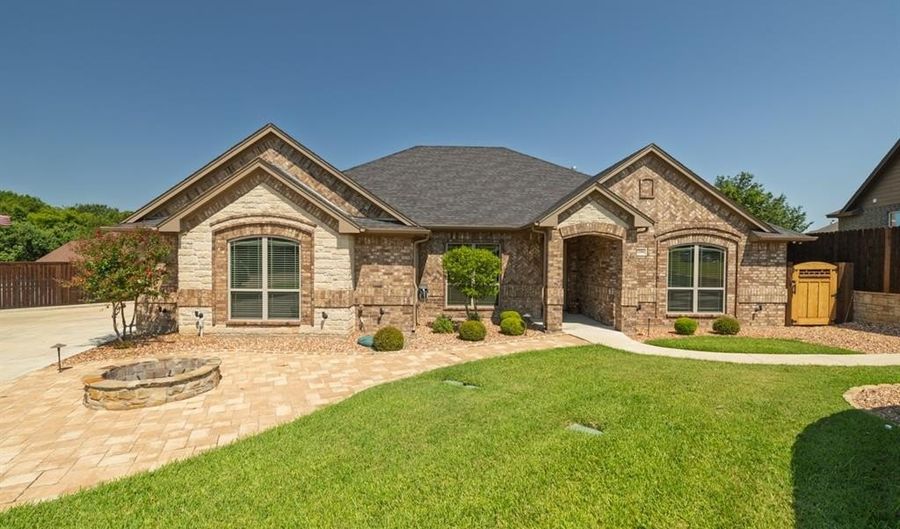 2106 Ridgecrest Dr, Weatherford, TX 76087 - 3 Beds, 2 Bath