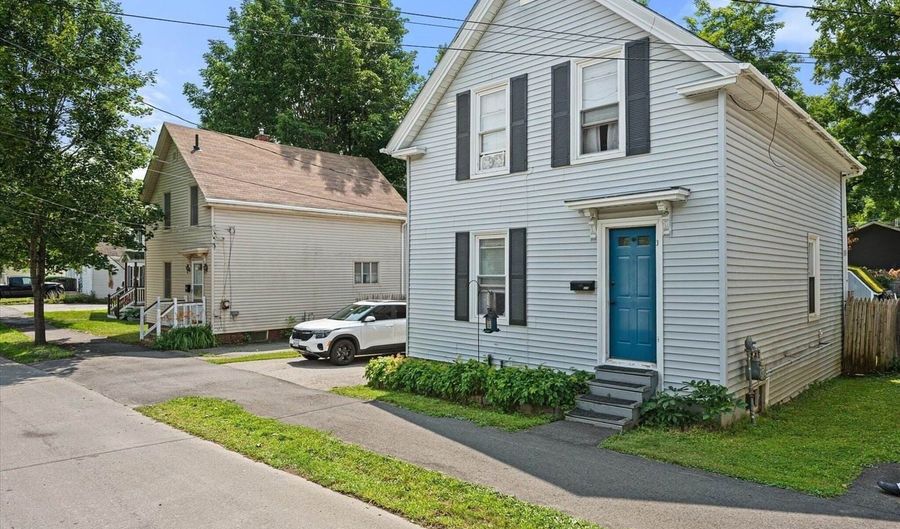 340 Grove St, Bangor, ME 04401 - 3 Beds, 1 Bath