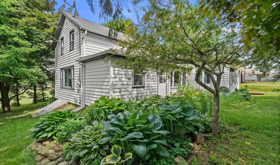 6544 Mohawk Rd, Allenton, WI 53002 - 4 Beds, 2 Bath