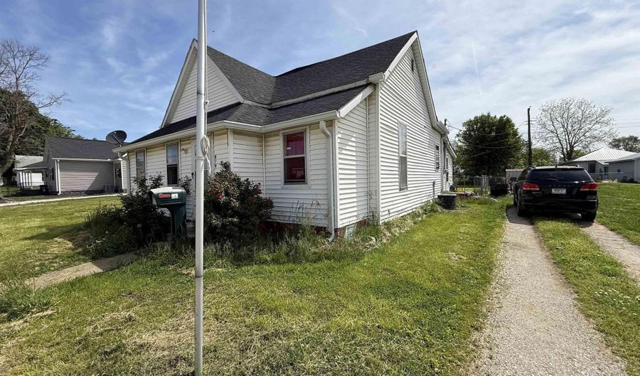 819 S Main St, Bicknell, IN 47512 - 2 Beds, 2 Bath