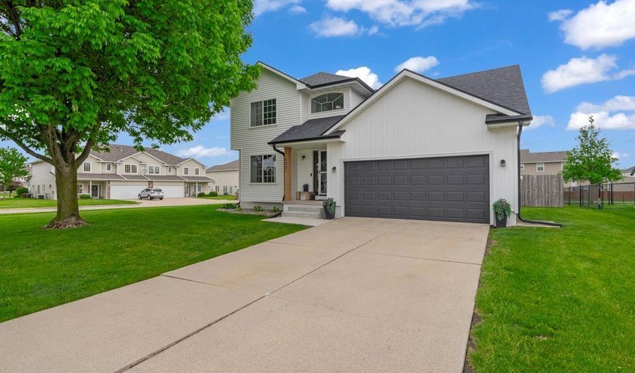 1001 9th Avenue Pl SE, Altoona, IA 50009 - 3 Beds, 3 Bath