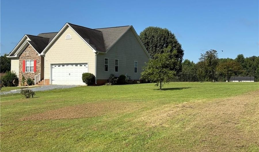 550 Honeysuckle Rdg, Asheboro, NC 27205 - 3 Beds, 2 Bath