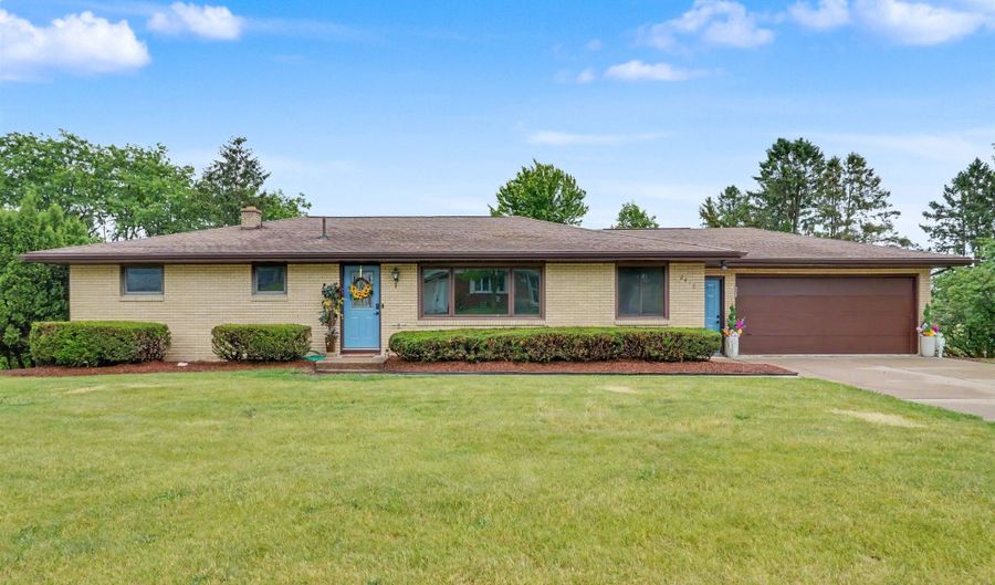 2416 Maplewood Dr, Asbury, IA 52002 - 4 Beds, 3 Bath