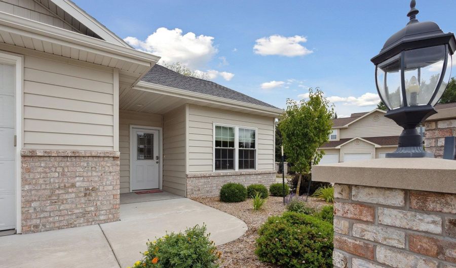 3758 N WAYSIDE Ln, Appleton, WI 54913 - 2 Beds, 2 Bath