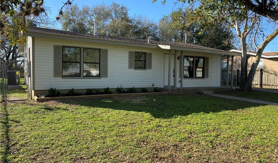 1414 E Rosewood St, Beeville, TX 78102 - 3 Beds, 1 Bath