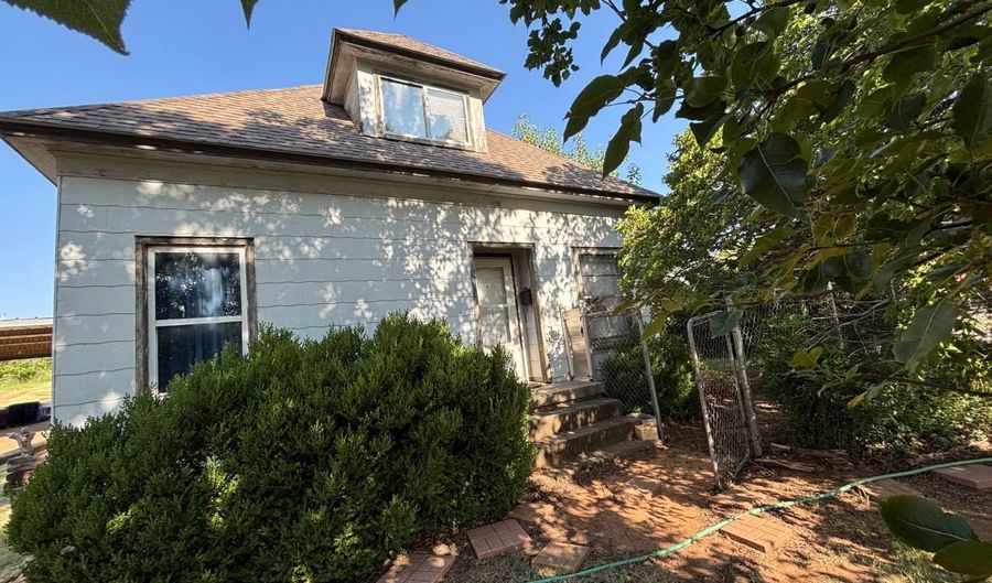 1005 10th St, Alva, OK 73717 - 4 Beds, 2 Bath