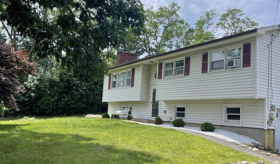 7 Rogers Dr, Danbury, CT 06810 - 3 Beds, 2 Bath