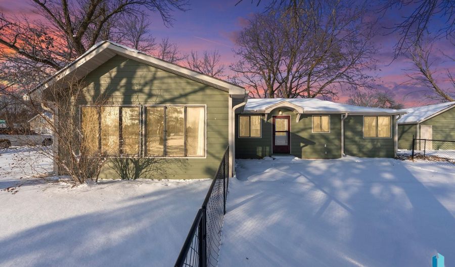 702 S 3rd St, Beresford, SD 57004 - 2 Beds, 1 Bath