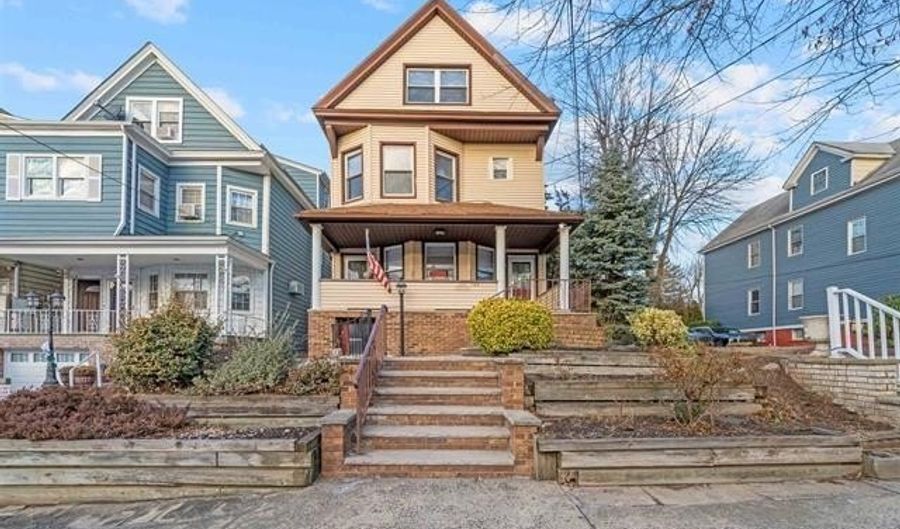 131 W 30TH St, Bayonne, NJ 07002 - 3 Beds, 1 Bath
