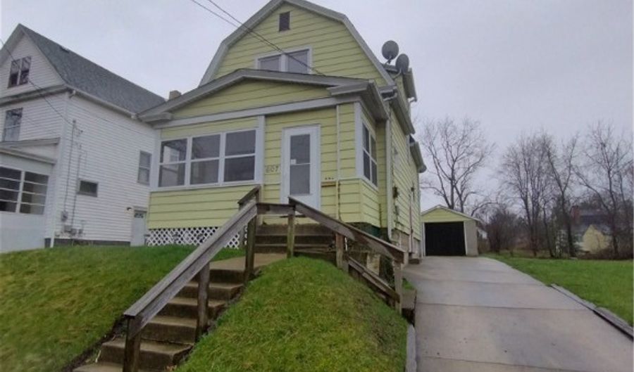 607 Dickson St, Youngstown, OH 44502 - 2 Beds, 2 Bath